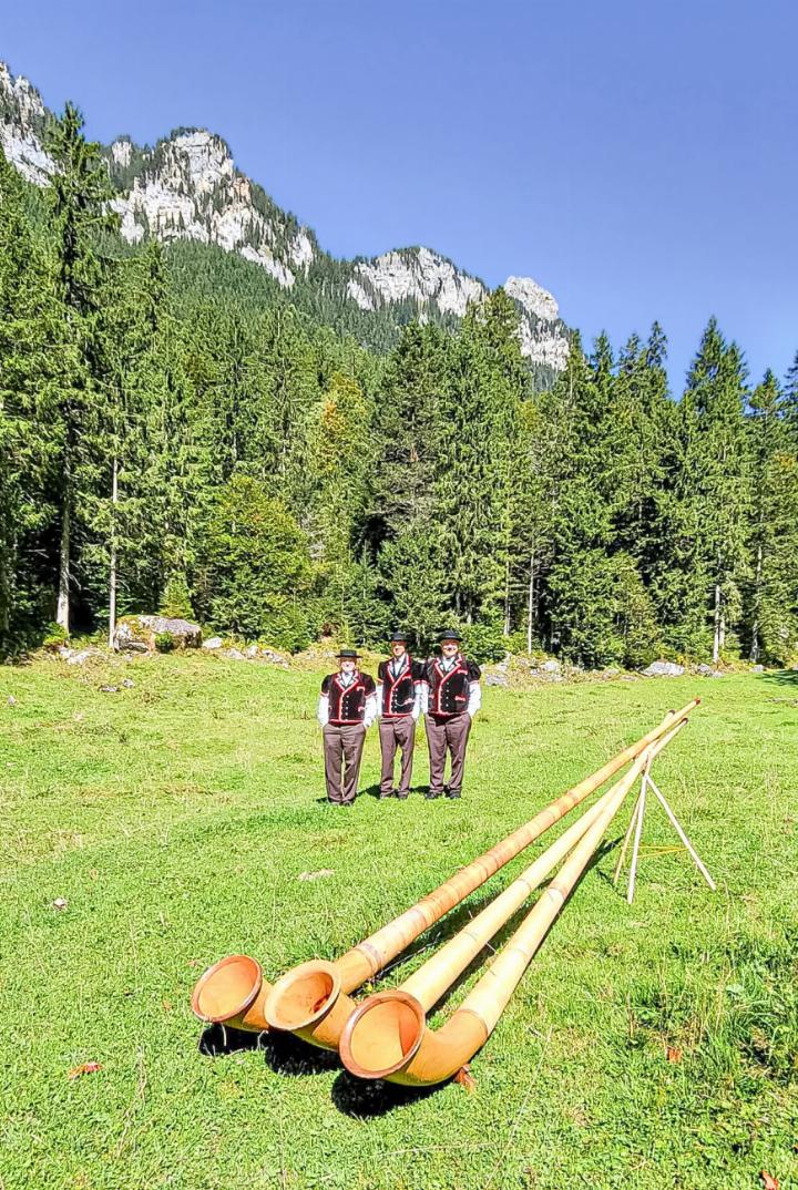 Das Alphorn-Trio «Mir wei luege» will die schweizerische Volkskultur pflegen.  Bild zvg