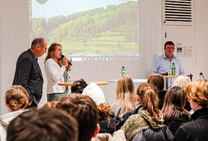 Unter anderem über «Bio oder konventionell?» diskutieren Agrarexperte Urs Niggli, die Läufelfinger Biobäuerin Manuela Lerch und der Ramlinsburger Obstbauer Ernst Lüthi (von links). Bild Tobias Gfeller