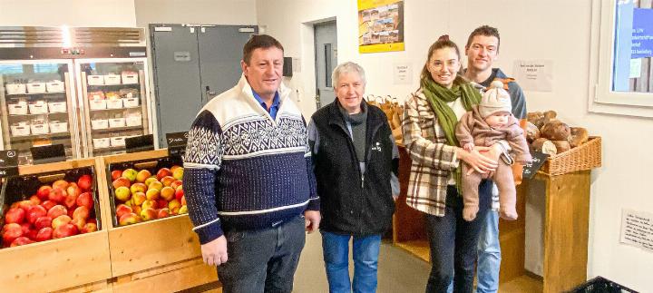 Ernst und Esther Lüthi übergeben den Familienbetrieb an Marina und David Lüthi (mit Töchterchen Jael). Bild zvg