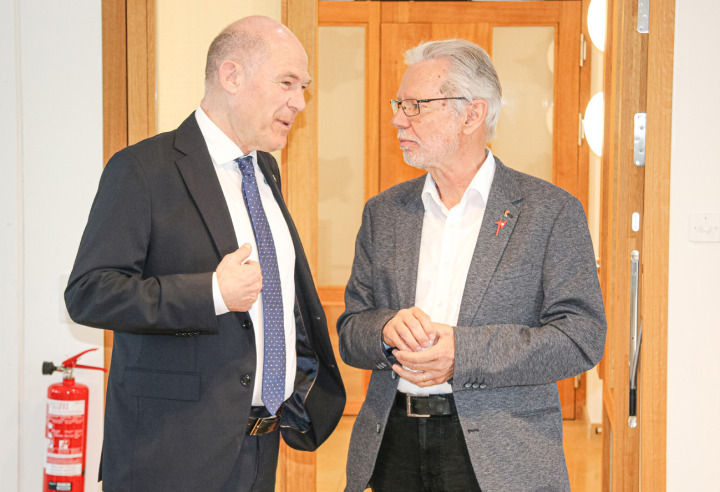 Fühlen sich beide als Sieger: Finanzdirektor Anton Lauber («Mitte», links) und SVP-Präsident Peter Riebli. Bild kam.