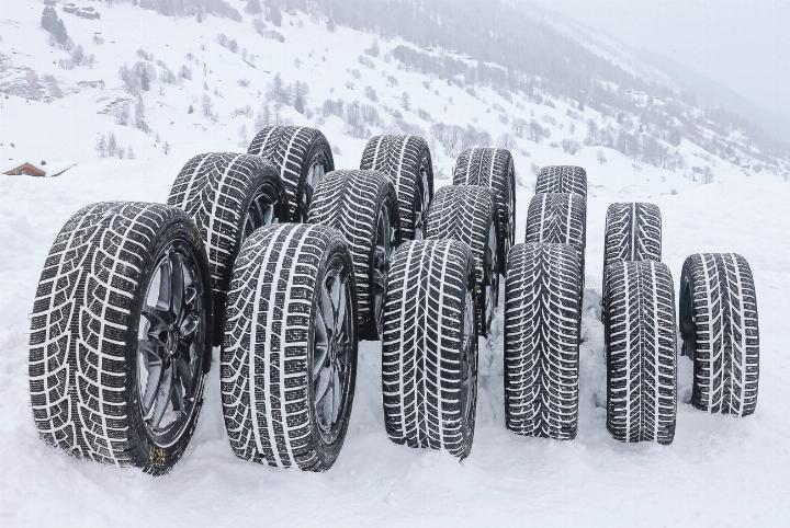 Ein guter Winterreifen muss nicht nur auf Schnee, sondern auch auf nasser Strasse guten Grip haben. Bild zvg / Keystone