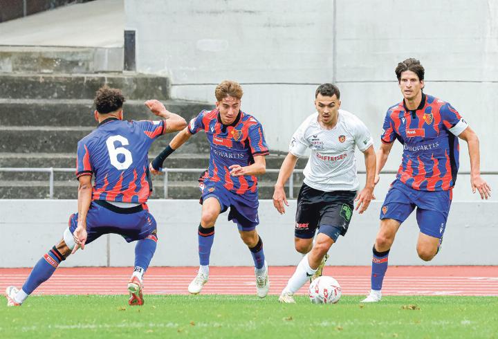 Loris Schreiber feierte als Captain der U19 des FC Basel den Meistertitel und läuft nun neben Timm Klose (rechts) in der zweiten Mannschaft auf. Bild eh-presse