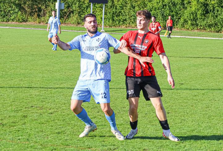 Duell im Mittelfeld: Kleinhüningens Devrim Barkin (links) und Rossoneri-Stürmer Aris Herger kämpfen um den Ball. Bild Alan Heckel