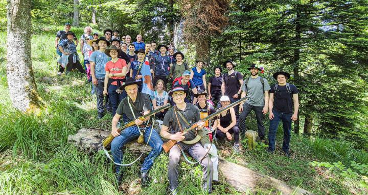 Rotte IV posiert am höchsten Punkt Gelterkindens: Der «Dr chsten Punkt Gelterkindens: Der «Dreiländerstein» (vorne rechts) an der Grenze zu Böckten und Rickenbach auf dem Chienberg liegt auf 680 Metern über Meer n über Meer. Bild zvg