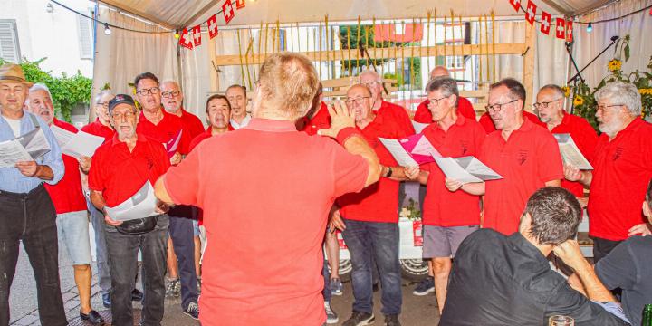 Der Männerchor Maisprach wirkte als Mitorganisator der Bundesfeier, gab einige Lieder zum Besten un , gab einige Lieder zum Besten und stimmte den Schweizerpsalm an. Bild Otto Graf