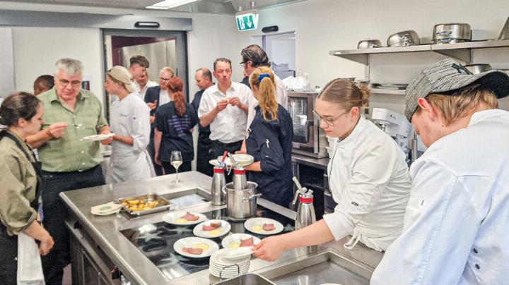 Die Küche wird zum lebendigen Begegnungsort. Bilder Hanspeter Gsell