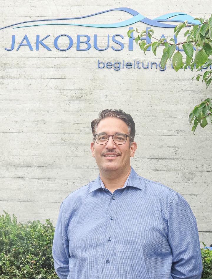 Dercio Soares (45) möchte im Thürner Altersheim wieder ein Gefühl des Miteinanders entwickeln. Bild Sander van Riemsdijk