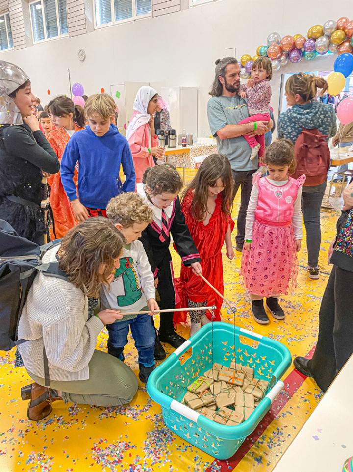 Das Päckliangeln war bei den Kindern sehr beliebt.
Bild Brigitt Buser