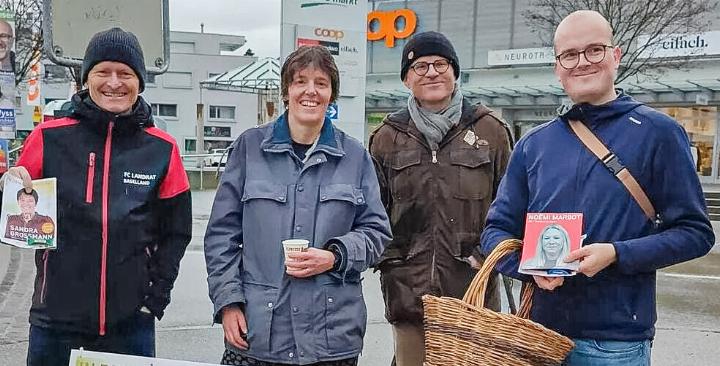 Kandidatin Sandra Grossmann, flankiert von ihren Wahlkampfhelfern Martin Geiser (Präsident EVP, links), Matthias Schürch (Gemeinderat SP) und Lars Trachsel (Präsident SP, rechts). Bild zvg