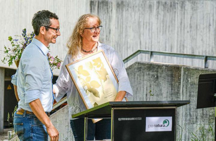 Andreas Freuler, Präsident Pro Natura Baselland, übergibt Esther Derungs die Urkunde. Bilder Nikolaos Schär