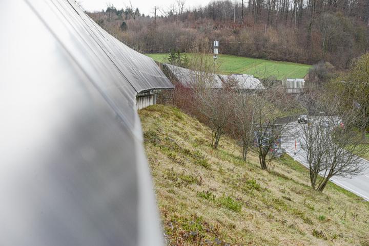 Solarstromanlagen an Lärmschutzwänden wie hier bei Giebenach an der A2 dürften aus wirtschaftlichen Gründen eher die Ausnahme bleiben. Bild ch.