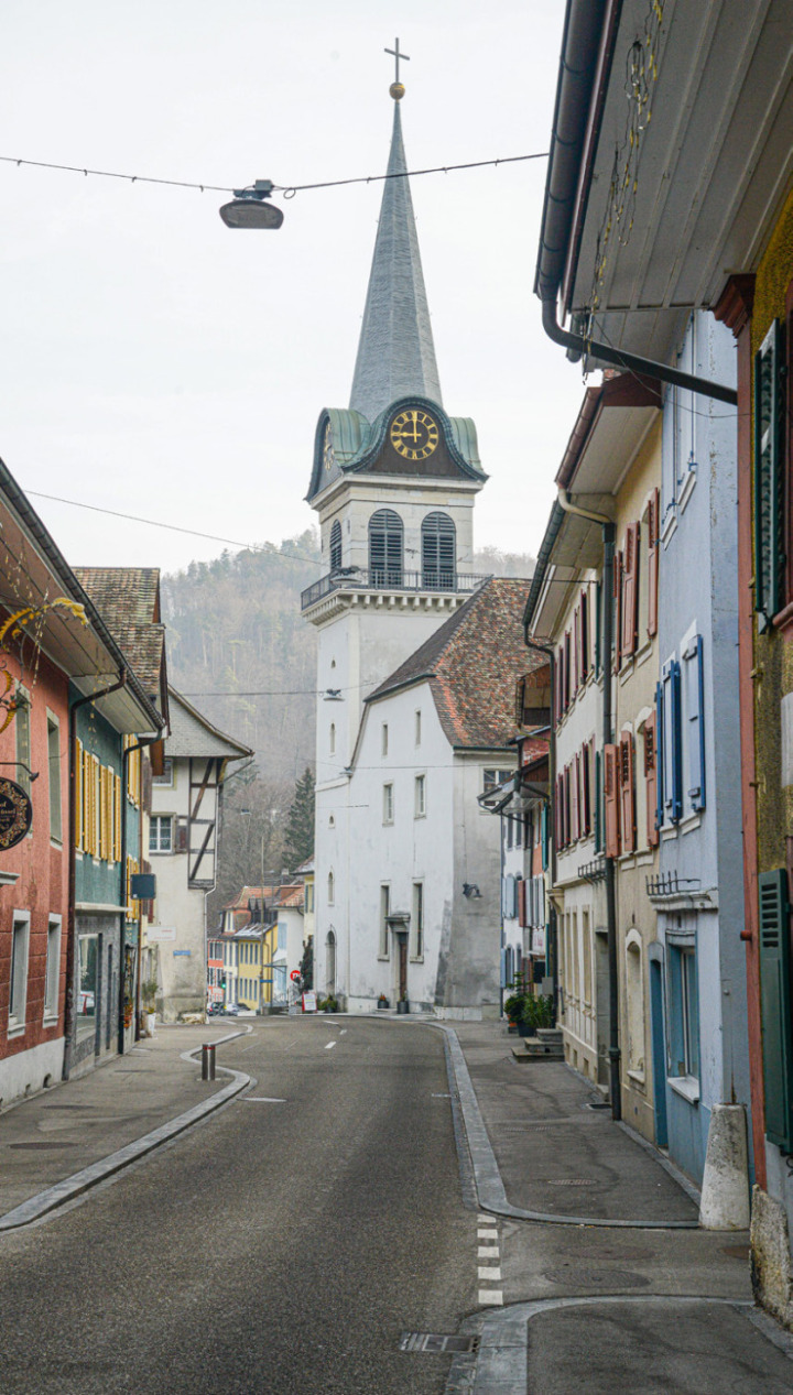 Das frühere Kornhaus wurde 1833/34 zur Kirche umgebaut. Der Kirchturm mit Aussichtsterrasse wurde 1841 errichtet. Bilder Christian Horisberger