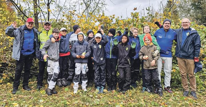 Die Kinder beim Einsatz am Naturschutztag. Bild zvg