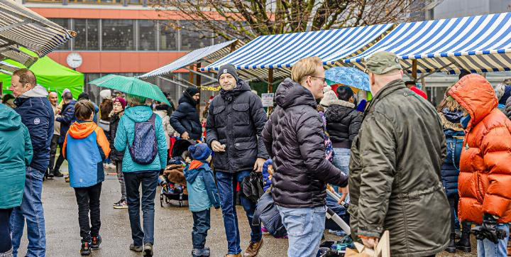 Regenschirm, Kappe und Glühwein waren angesagt. Bilder Michael Herrmann