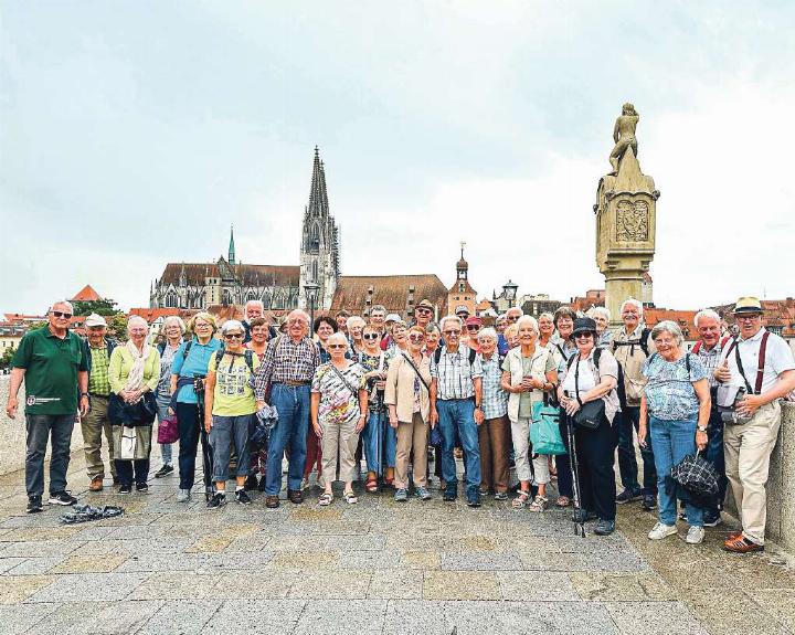 Die Teilnehmenden der Seniorenfahrt auf der Steinernen Brücke in Regensburg, mit ihren über 800 Jahren die älteste Brücke Deutschlands. Bild zvg