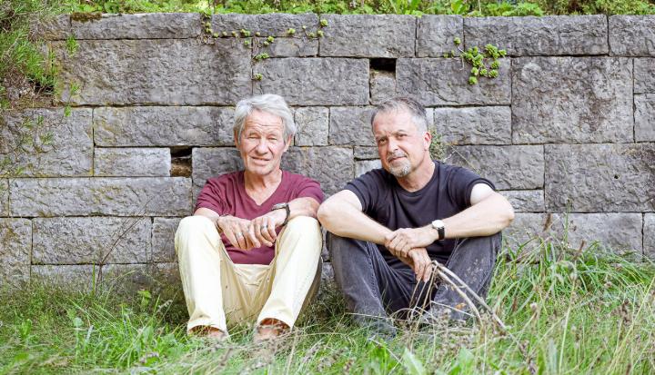 Berner Lieder und rockige Gitarren: Tinu Heiniger (links) und Hank Shizzoe spielen in Titterten. Bild zvg