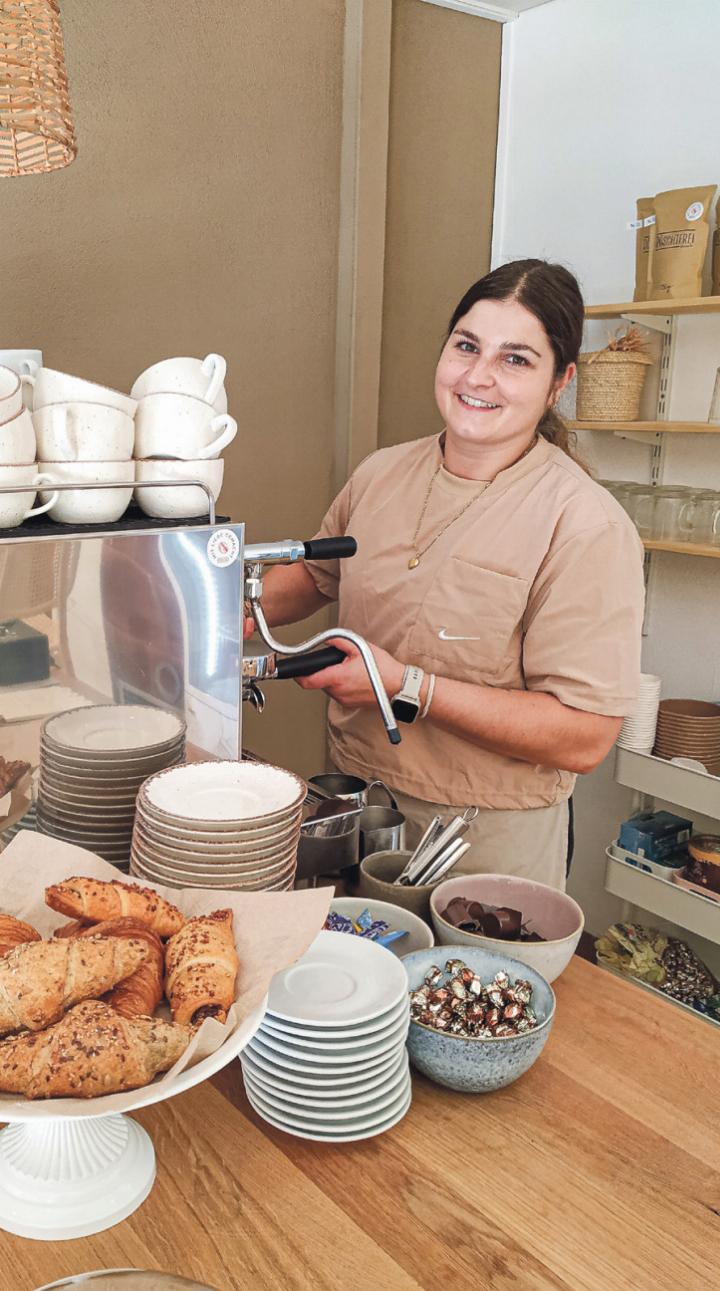 Dank eines erfolgreichen Crowdfundings konnte Vanessa Amsler eine professionelle Kaffeemaschine anschaffen. Bild Sander van Riemsdijk