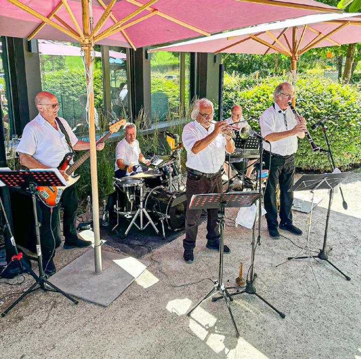 Der Auftritt in einem schönen Garten-
restaurant.
Bild zvg