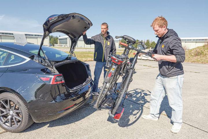 Der Veloträger auf der Anhängerkupplung ist für den Transport von Fahrrädern das sicherste System mit dem geringsten Mehrverbrauch. Bild TCS / ADAC (Uwe Rattay)