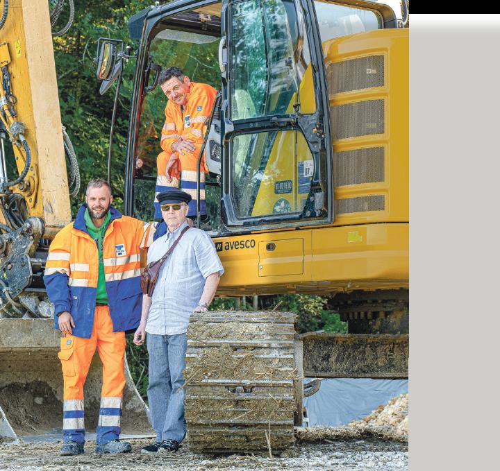 Der Finder der Zeitkapsel Radisa Dobrosavljevic (im Bagger) mit Björn Adler von Tozzo (Vordergrund links) und Christoph Rast, «Fortifi kation Hauenstein» (rechts). Bilder zvg