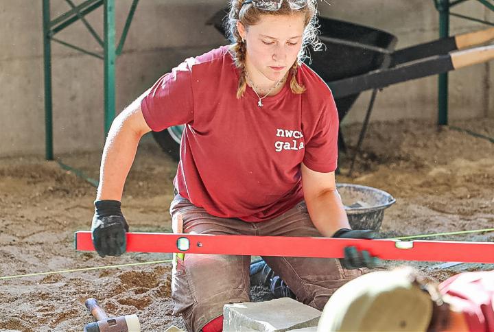Der Berufswettbewerb in Bern zieht sich über vier Tage. Die Teilnehmenden müssen unter den Augen der Juroren diverse Arbeiten ausführen. Gärtnerin Mirjam Häfelfinger steht seit Mittwoch im Einsatz. Bild zvg