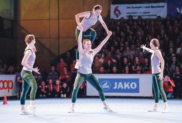 Maria und Laura Schnetzler, Livia Häberli und Rajah Ginzel gelang an den Aerobic-Schweizermeisterschaften der Hattrick.