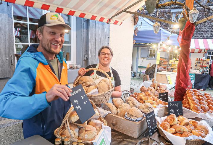 Bauernbrot und Zöpfe aus 200 Kilogramm Mehl an beiden Tagen ausverkauft – Dominic und Rahel Sprunger vom Hofgut Wildenstein.