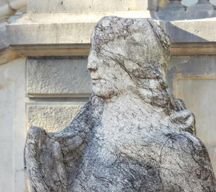 Die «Ruhende» aus hellem, bläulichen Marmor, vor dem  Bernoullianum in Basel. Bild Martin Stohler