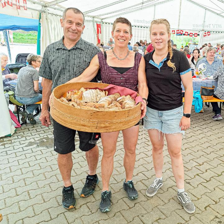 Freuen sich über das zweimal ausgebuchte Zelt an ihrem Brunch: Myriam Gysin mit Ehemann Dieter und Tochter Ronja. Bilder Markus Graf