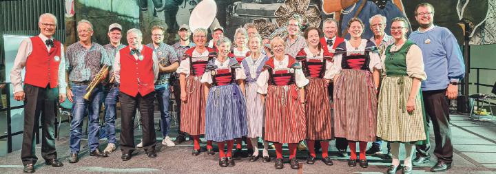 Zu zweit vereint: Die Trachtengruppe Waldenburgertal und die «Wurst und Brot Musig» an der Olma in St. Gallen. Bild zvg