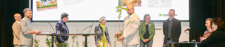 Ein Jungbäumchen auch für die Podiumsteilnehmenden. Bild Elmar Gächter