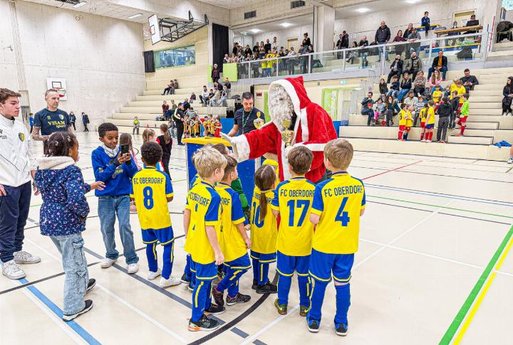 Der «Samichlaus» überreichte Pokale und Medaillen. Bild zvg
