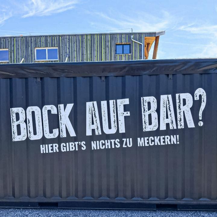 Im Bar-Container kann freitags und samstags die Europameisterschaft genossen werden. Bild zvg