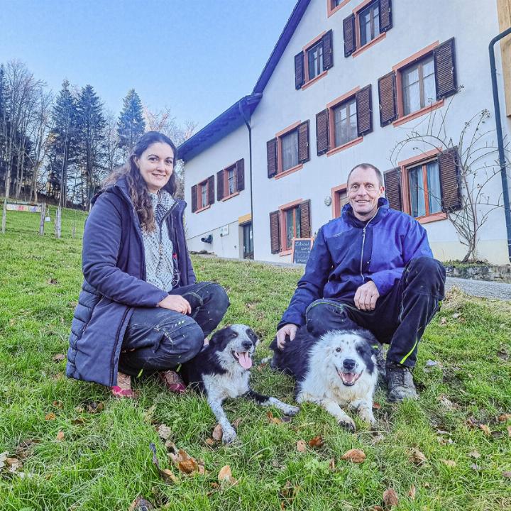 Lyliya Sutter und Joachim Wiesner mit ihren beiden Suchhunden Aisha (links) und Lenox. Bilder zvg