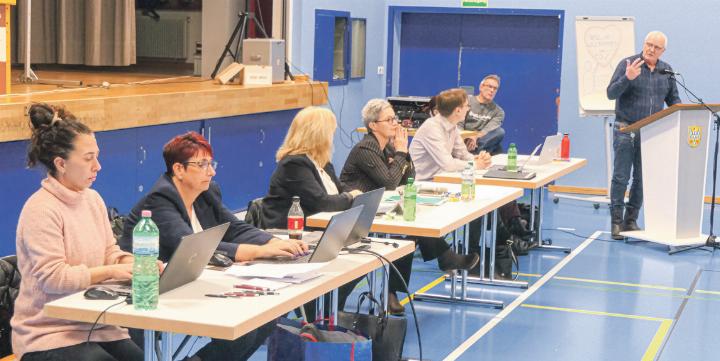 Antragssteller Daniel Tschopp (rechts) musste eine klare Niederlage einstecken. Bild Elmar Gächter.