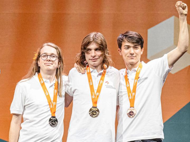 Informatiker Gian Klug (links) wurde an der Berufsmeisterschaft Zweiter im Bereich «Cyber Security». Bild zvg