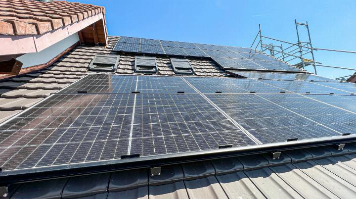 Wer eine Dachsanierung mit der Installation einer 
PV-Anlage kombiniert, profitiert besonders.
Bild zvg Erne Solartechnik