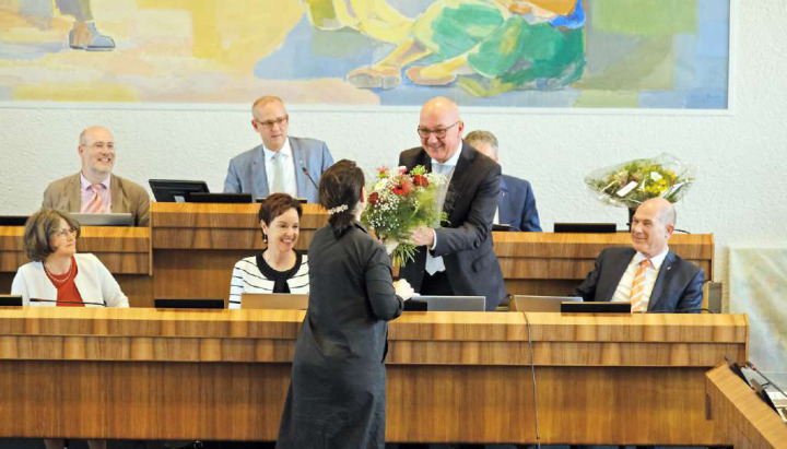 Der frisch gewählte Regierungspräsident nimmt im Landrat den obligaten Blumenstrauss entgegen. Bild Nikolaos Schär