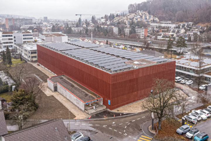 Gut ein Jahr dauerte der Bau des neuen Parkhauses an der A22. Bild zvg