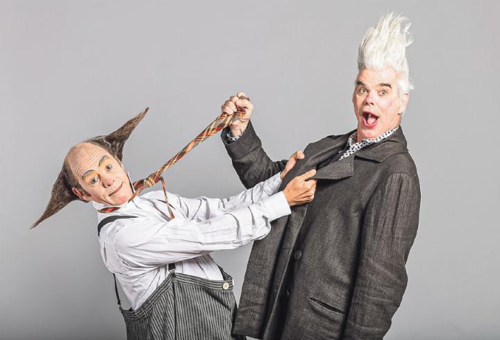 Die beiden Clowns unterhalten die Gäste, während ein 3-Gänge-Menü serviert wird. Bild zvg