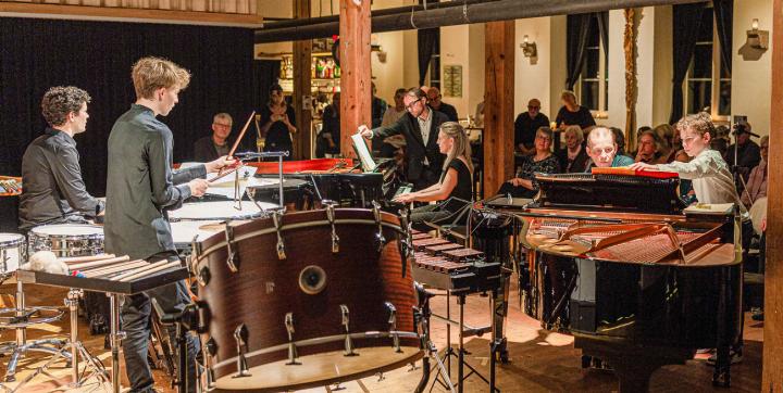 Bartók für zwei Pianos und zwei Schlagzeuge: Musikalischer Leckerbissen in der Oberen Fabrik. Bild Ernst Rudin