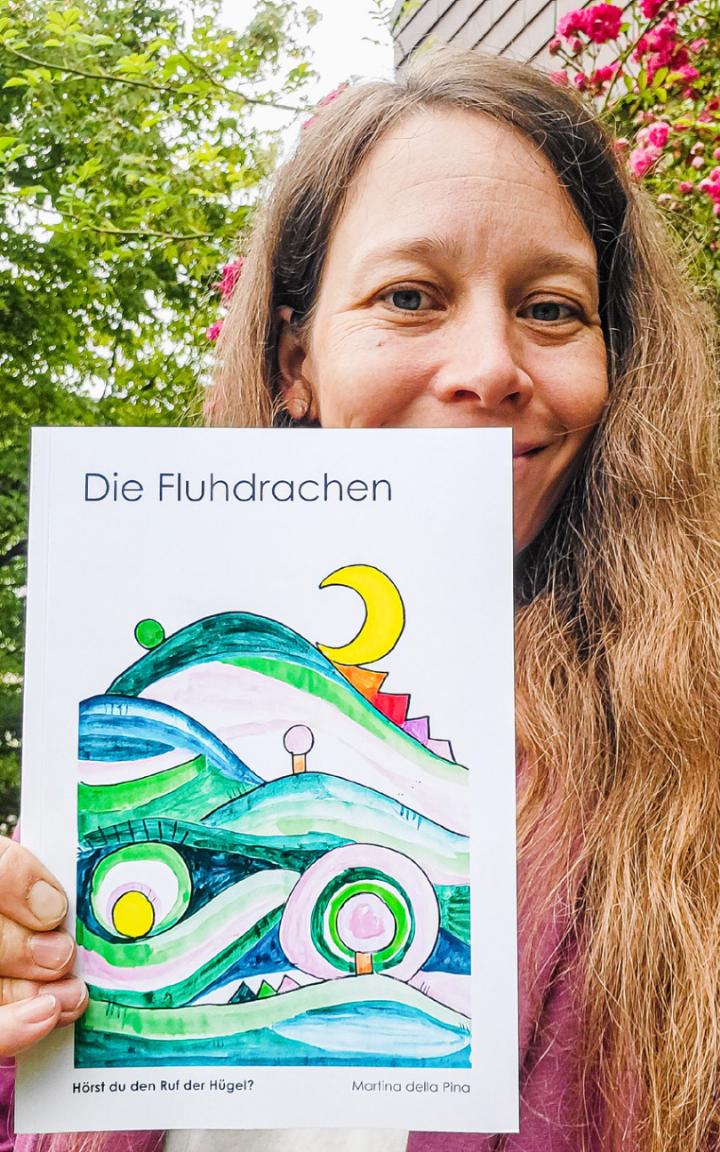 Martina Pina präsentiert am 8. September ihr Erstlingswerk «Die Fluhdrachen – Hörst du den Ruf der Hügel?». Bild zvg