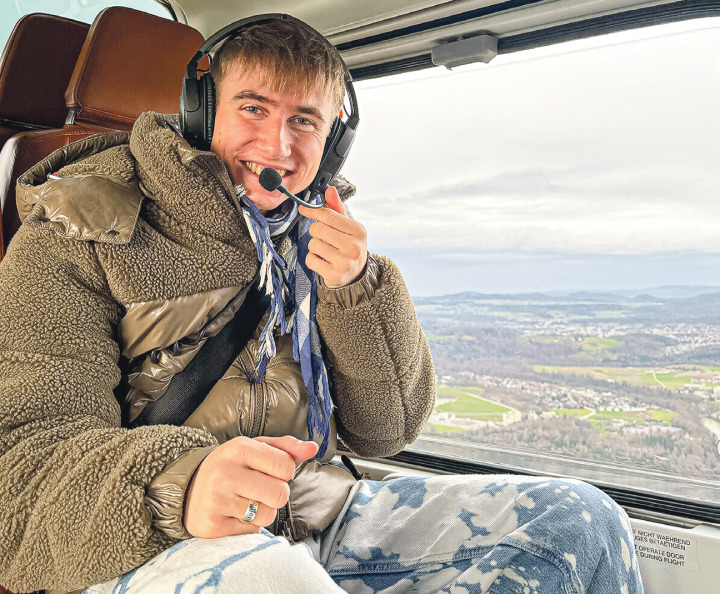 Timon Sommer beim Dreh des Musikvideos vom Song «144» in einem Helikopter. Bild zvg