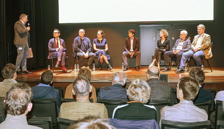 KSBL-Geschäftsführer Lukas Rist im Gespräch mit Thomi Jourdan, Andreas Zeller, Eliška Potluková, Moderator Christian Keller, Silvana Romerio Bläuer, Christian Gürtler und Carlos Quinto (von links). Bild Pino Covino