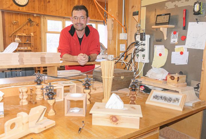 Marco Deragisch mit einer Auswahl seiner dekorativen Unikate aus verschiedenen Hölzern.
Bilder Elmar Gächter