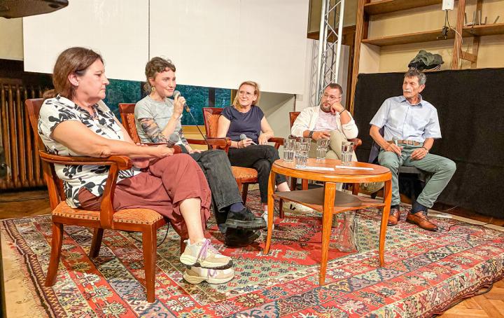 Die Gesprächsrunde im «Cheesmeyer» mit Claudia Aeschbach, Cécile Bessire, Susanne Valentin, Nicolas und Leiter Ueli Mäder (von links). Bild Jürg Gohl
