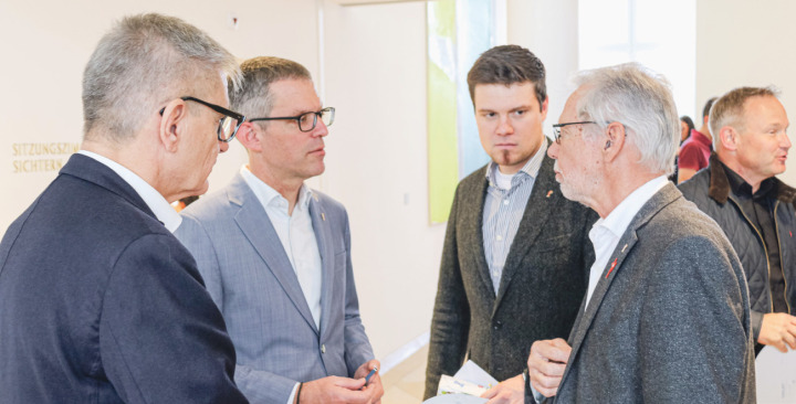 SVP-Präsident Peter Riebli (rechts) lädt Markus Eigenmann (Zweiter von links) an den Parteitag der SVP ein, der gestern Abend stattfand – ebenfalls auf dem Bild: FDP-Präsident Melchior Buchs (links) und FDP-Fraktionschef Alain Bai.Bild Janis Erne SVP-Präsident Peter Riebli (rechts) lädt Markus Eigenmann (Zweiter von links) an den Parteitag der SVP ein, der gestern Abend stattfand – ebenfalls auf dem Bild: FDP-Präsident Melchior Buchs (links) und FDP-Fraktionschef Alain Bai.Bild Janis Erne