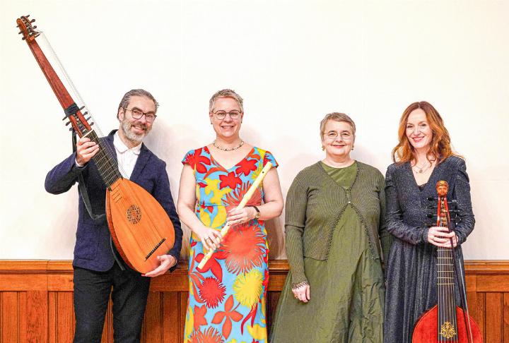 Die Musikerinnen und Musiker spielen alle auf historischen Instrumenten wie zum Beispiel einer Gambe. Bild zvg
