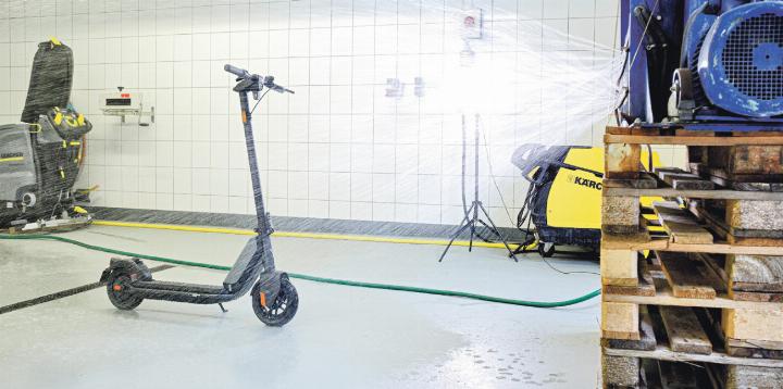Im E-Scooter-Batterietest wurden die Fahrzeuge unter anderem geduscht. Bild Keystone Im E-Scooter-Batterietest wurden die Fahrzeuge unter anderem geduscht. Bild Keystone