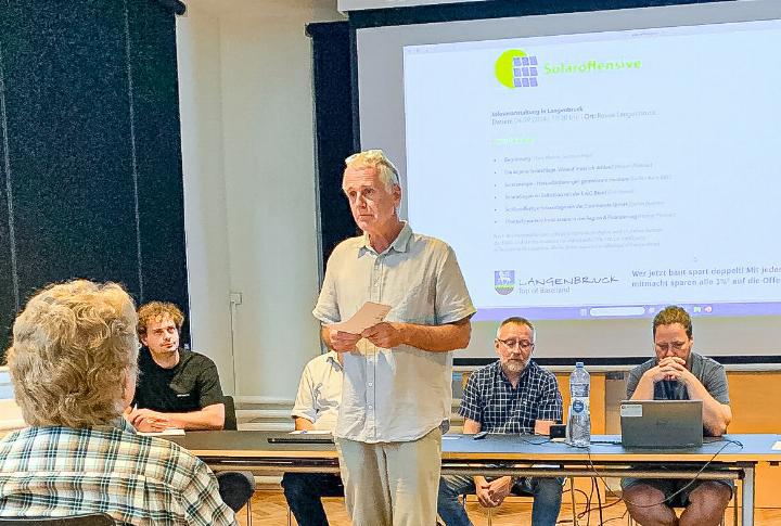 Der zuständige Gemeinderat Hans Weber unterstrich die Bedeutung der Solaroffensive für Langenbruck. Bild André Frauchiger